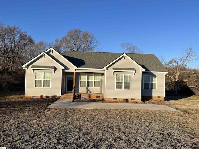 ranch-style home featuring a front lawn