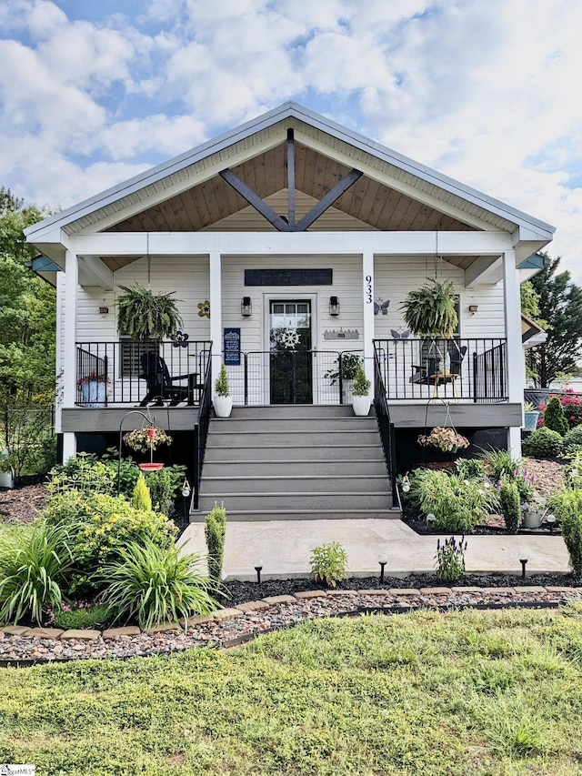 view of front facade with a porch and a front lawn