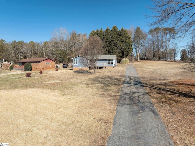 view of front of property featuring a front yard