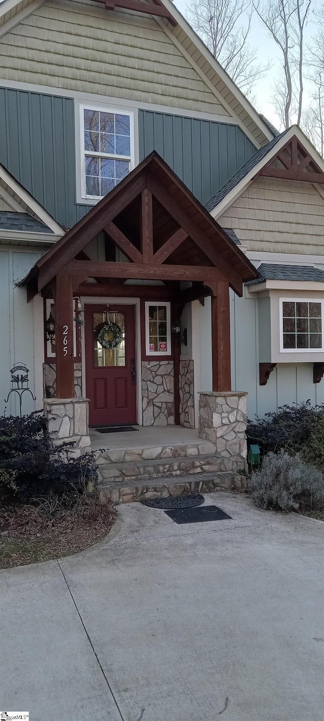 doorway to property featuring covered porch