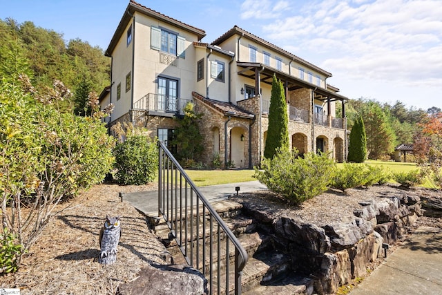 view of front of property featuring a balcony