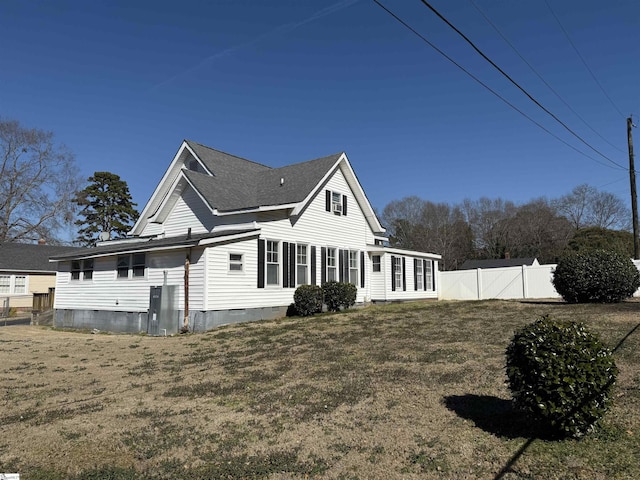 view of front of property with a front yard