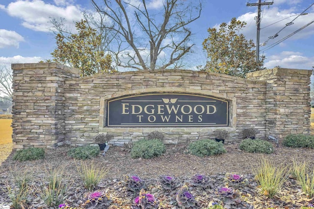 view of community / neighborhood sign