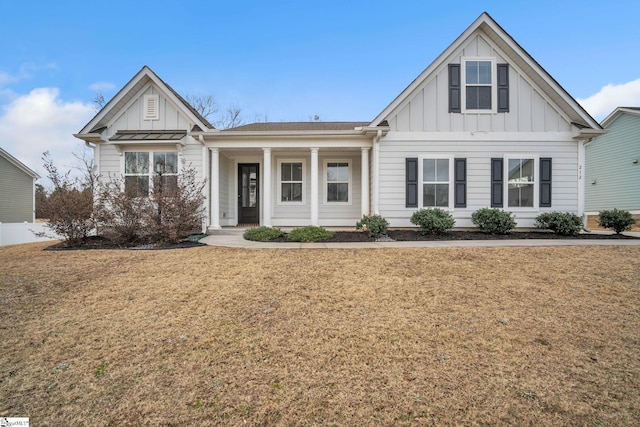 view of front of property featuring a front yard