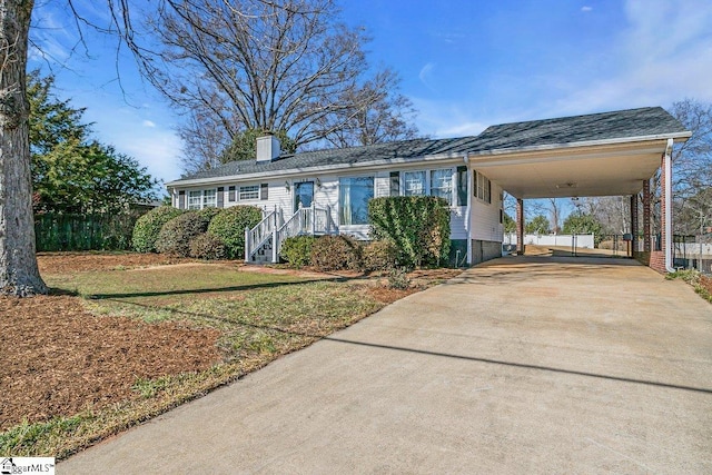 view of front of property featuring a carport and a front yard