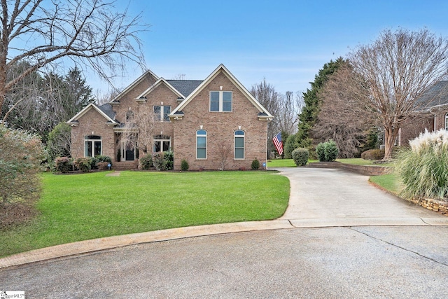 craftsman-style house featuring a front yard