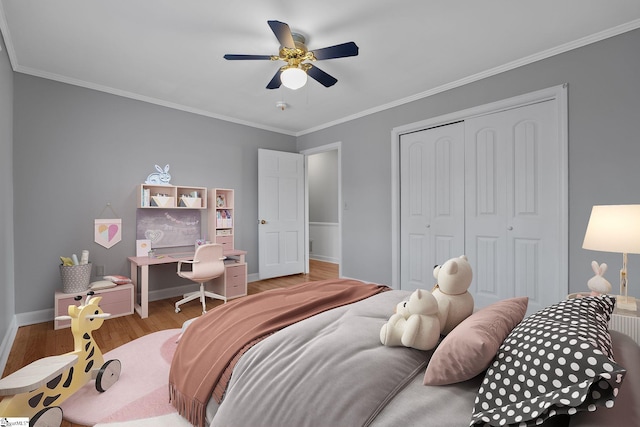 bedroom featuring ceiling fan, ornamental molding, light hardwood / wood-style floors, and a closet