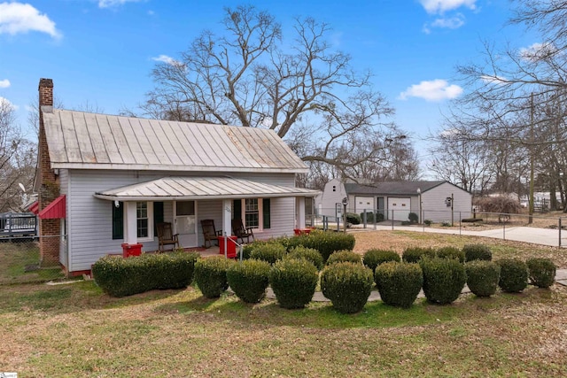 view of front facade featuring covered porch and a front yard