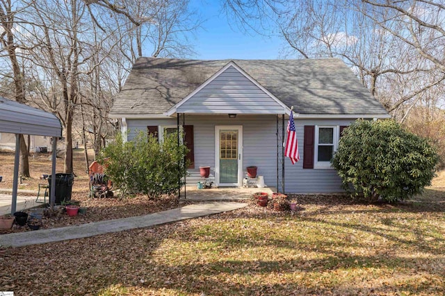 bungalow-style house featuring a front lawn