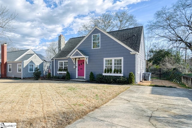 view of front of home featuring a front yard