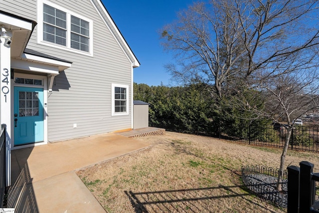 view of yard featuring a patio area