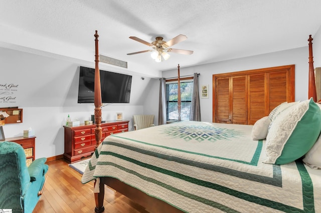 bedroom featuring ceiling fan, light hardwood / wood-style floors, a closet, and a textured ceiling