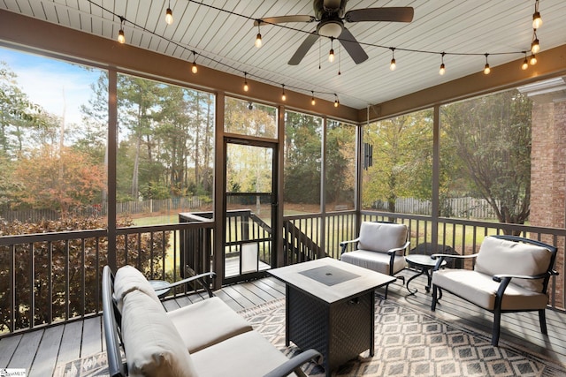 sunroom with ceiling fan