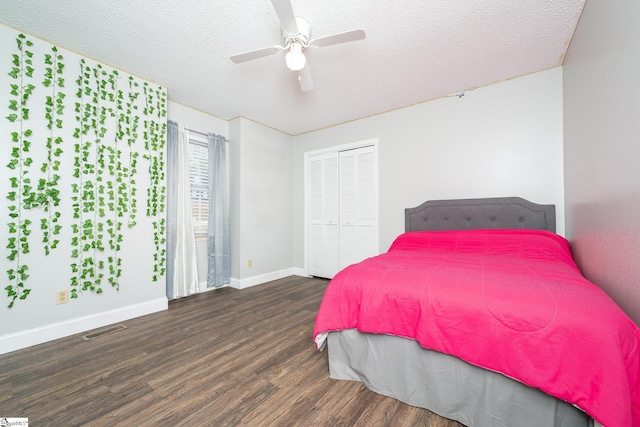 bedroom with ceiling fan, a closet, dark hardwood / wood-style flooring, and a textured ceiling