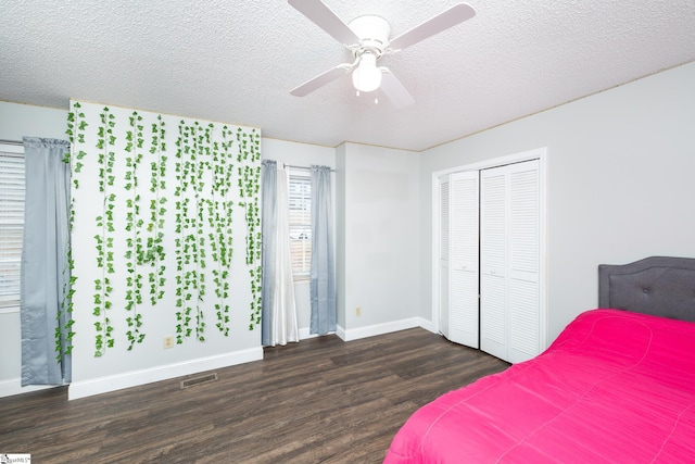 bedroom featuring ceiling fan, dark wood-type flooring, a textured ceiling, and a closet