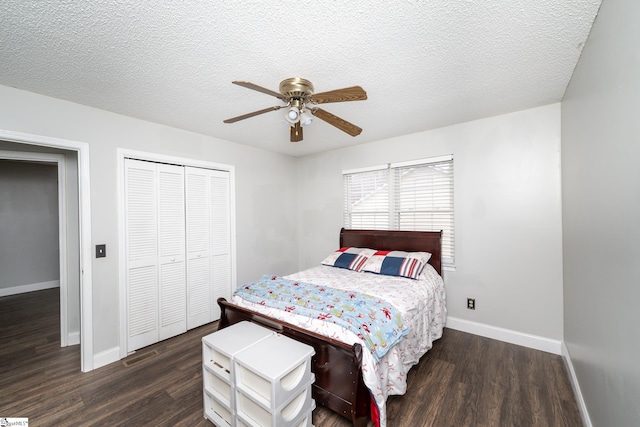 bedroom with ceiling fan, dark hardwood / wood-style floors, a textured ceiling, and a closet