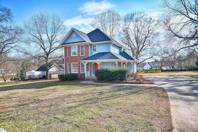 view of front of property featuring a front lawn