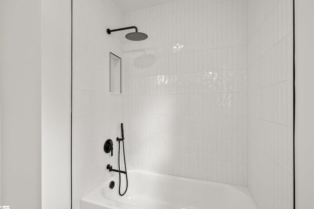 bathroom featuring tiled shower / bath combo