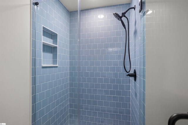 bathroom featuring a tile shower