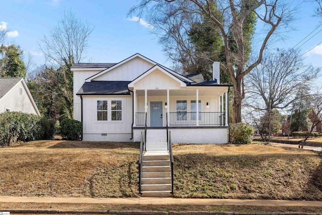 view of front of property featuring a porch and a front yard