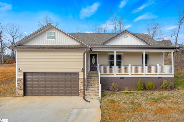 view of front facade featuring a garage, a front lawn, and covered porch