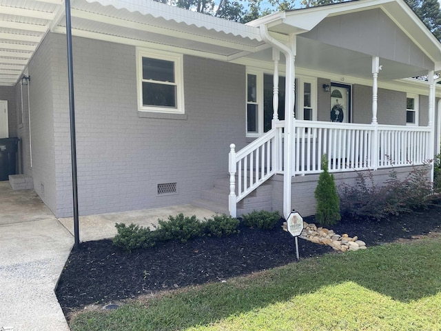 view of front of home with a front yard and covered porch