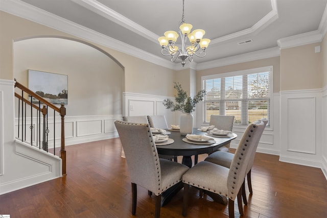 dining space with crown molding, a notable chandelier, dark hardwood / wood-style flooring, and a tray ceiling