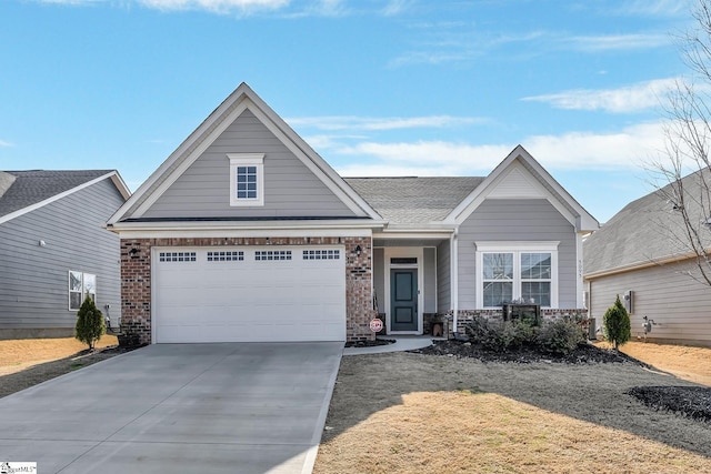 craftsman-style house featuring a front yard