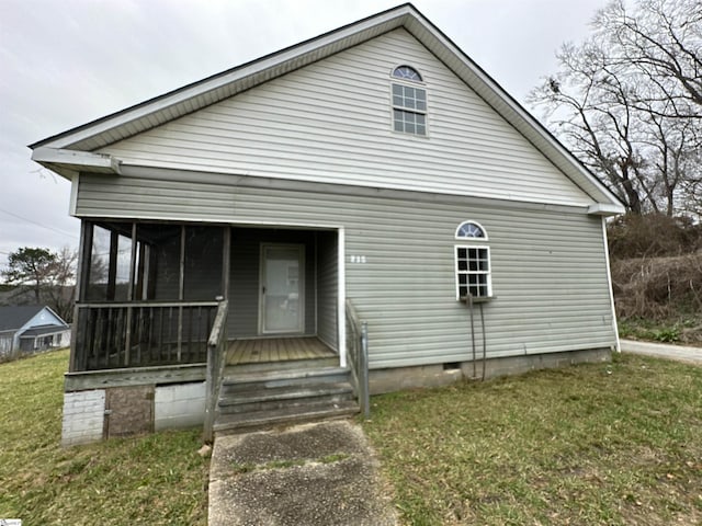 view of front facade with a front lawn