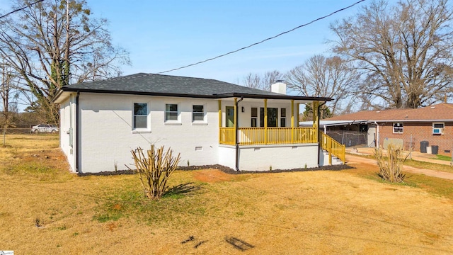 view of front of property featuring a front lawn and a porch