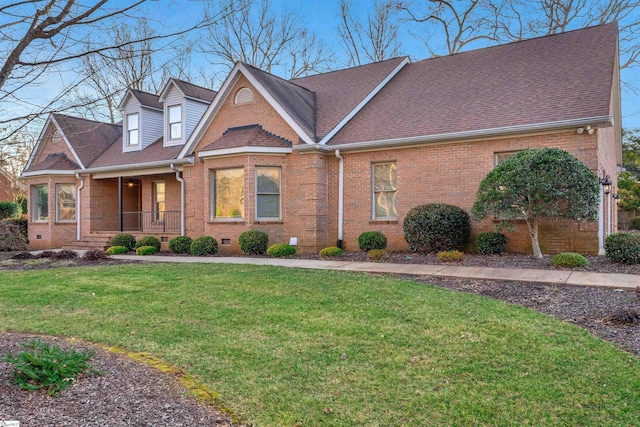 view of front of property featuring a porch and a front lawn