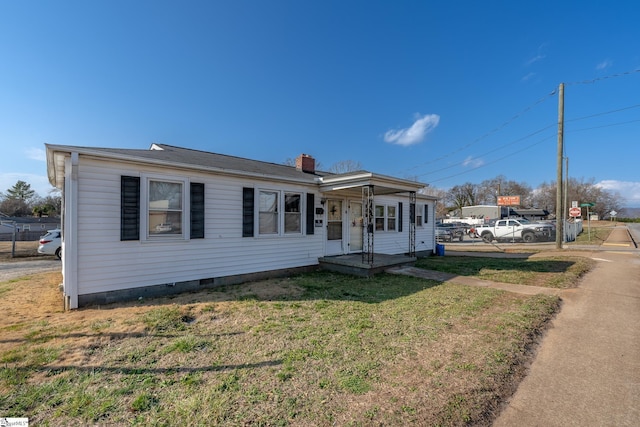 view of front facade with a front yard