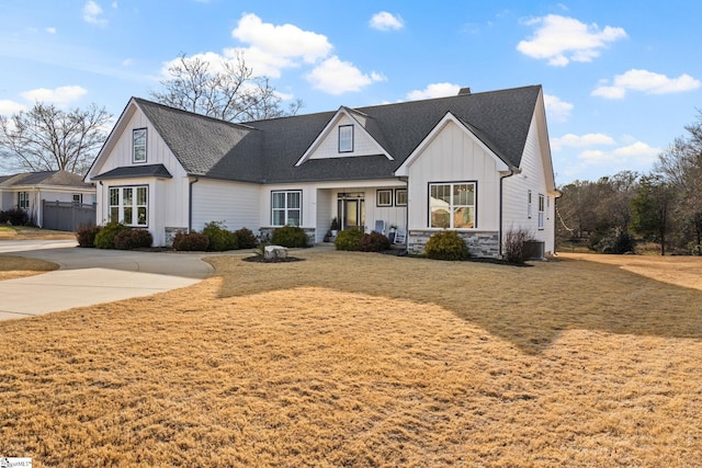 view of front facade with a front lawn