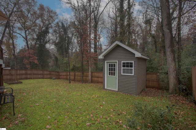 view of yard featuring a storage shed