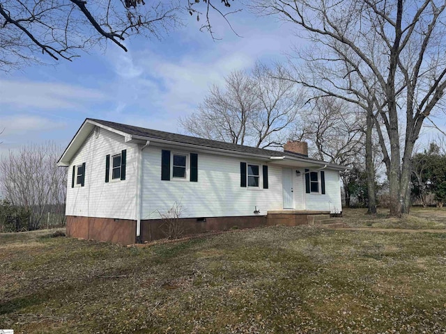 view of front of property featuring a front yard