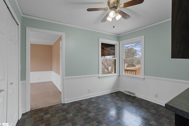 empty room with crown molding and ceiling fan