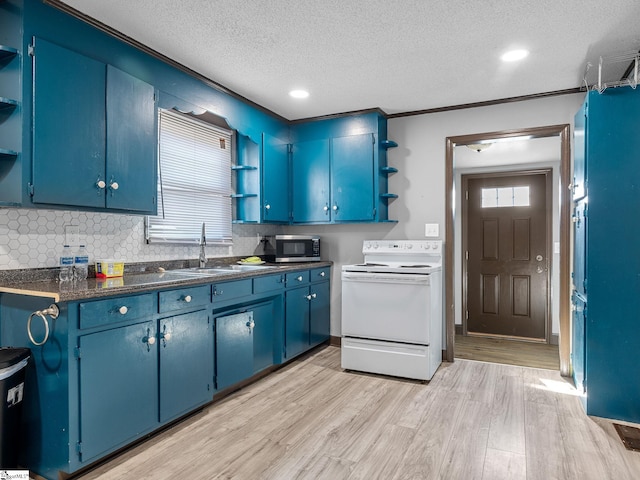 kitchen with sink, electric range, light hardwood / wood-style flooring, and blue cabinetry