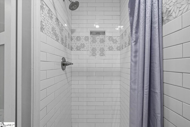 details featuring a shower with curtain