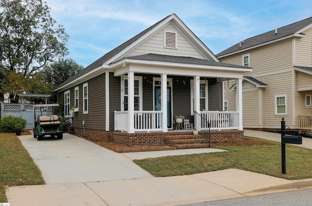 view of front of property featuring a front yard and covered porch