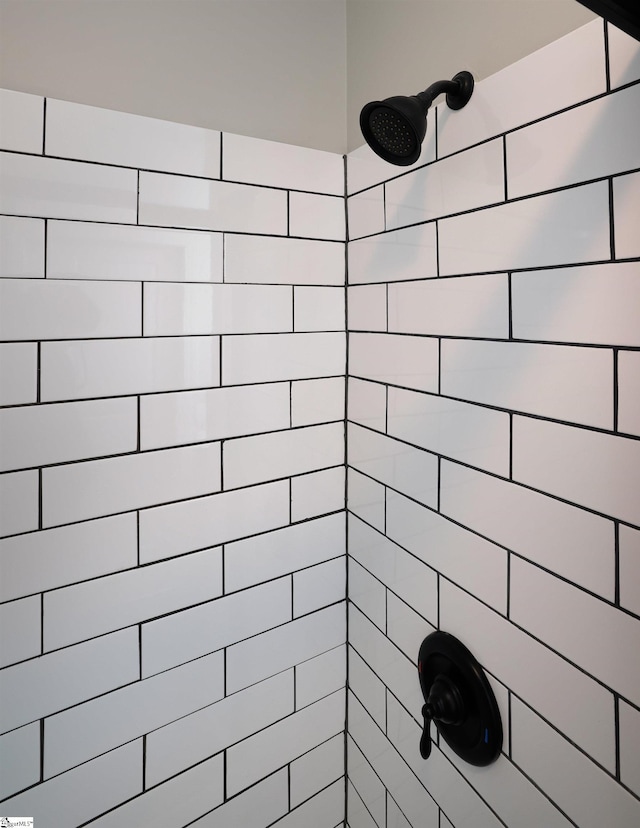 bathroom featuring a tile shower