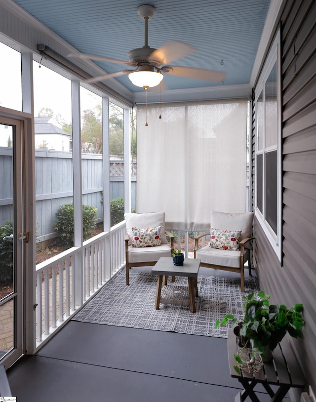 sunroom with ceiling fan