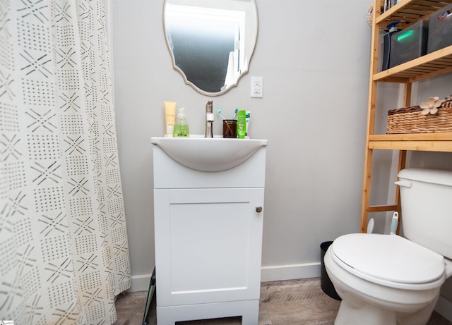 bathroom with vanity, curtained shower, and toilet