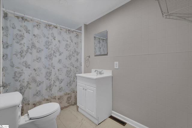 bathroom with vanity, a shower with shower curtain, and toilet