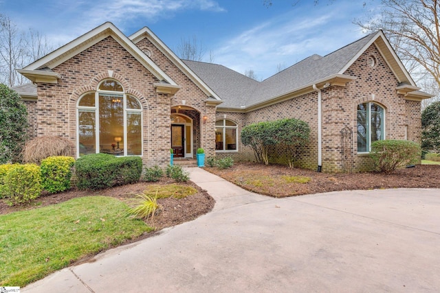 view of front facade featuring a front yard