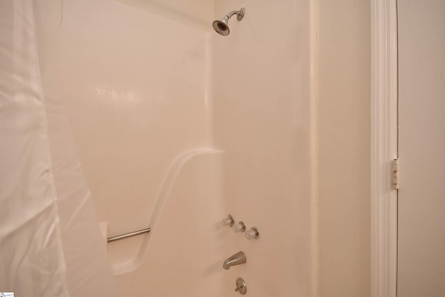 bathroom with shower / bath combo