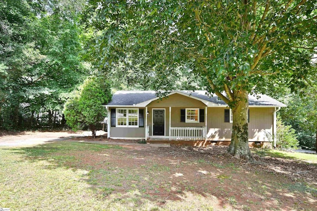 view of front of property featuring a front lawn and a porch