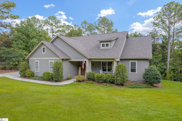 view of front of property featuring a front yard