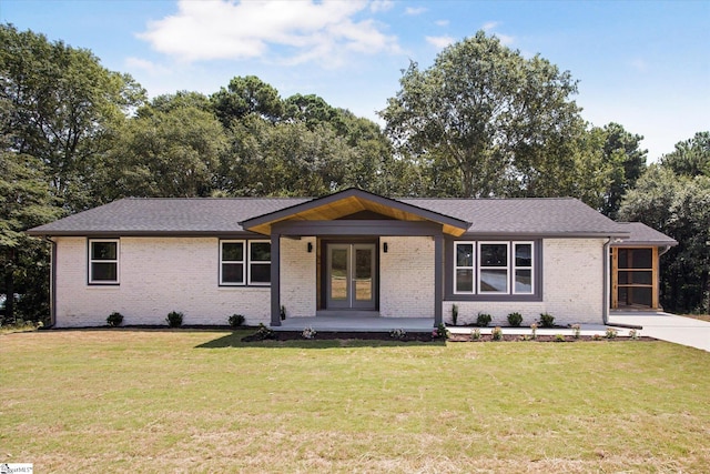 ranch-style home featuring a front lawn and a porch