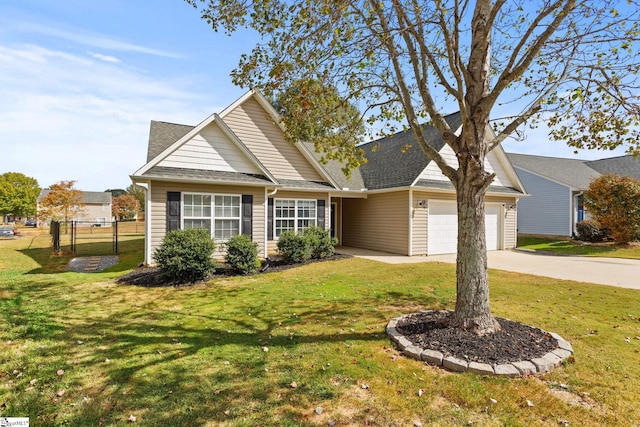 view of front of property featuring a front yard