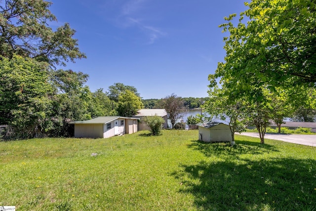 view of yard featuring a water view